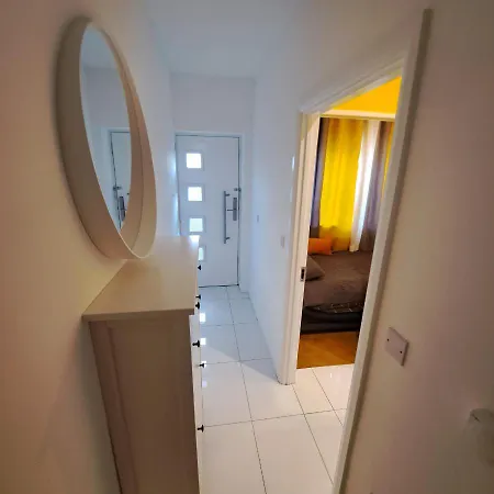 Lovely And Modern Groundfloor 1 Single Bedroom Condo With Netflix, Tea/Coffee/Biscuits-3
