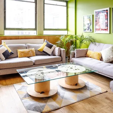 Spacious 3 Bedroom Apartment, Private Parking, Central-3
