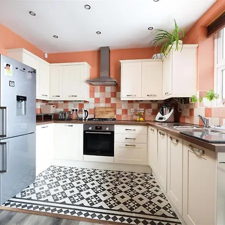 Comfortable Bristol Escape Near Gloucester Road-2
