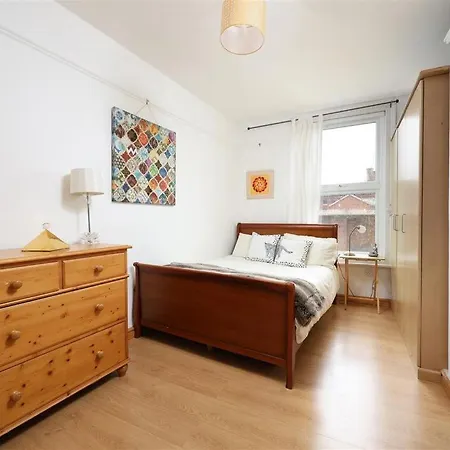 Comfortable Bristol Escape Near Gloucester Road-3